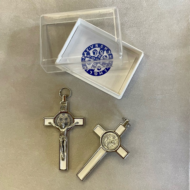 Croix st Benoît blanche