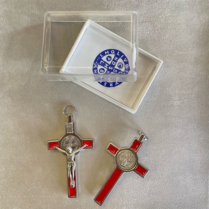 Croix st Benoît rouge